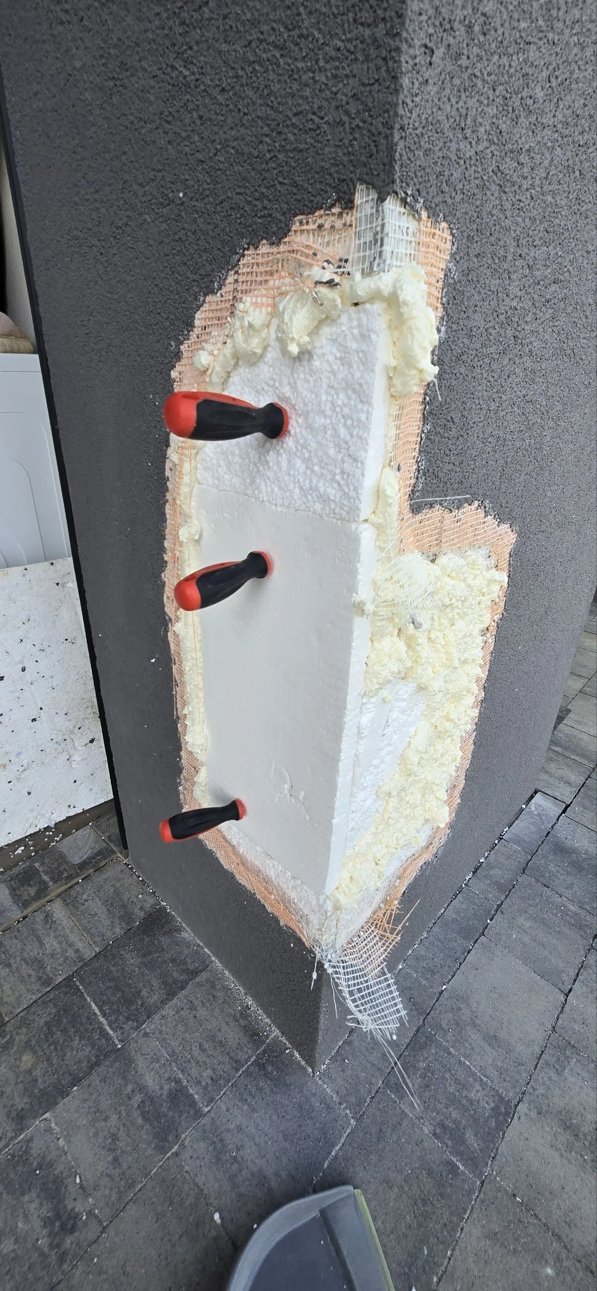 Krok 3: Odbudowa izolacji ze styropianu EPS i wklejenie nowego narożnika aluminiowego z siatką