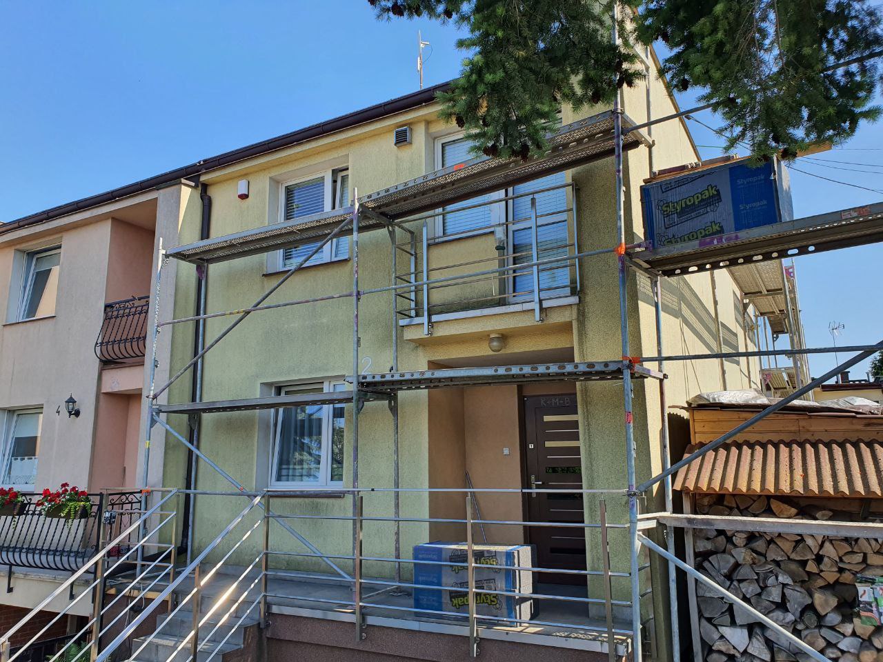 Mycie starej elewacji typu baranek i przygotowanie jej do nałożenia nowego tynku typu baranek