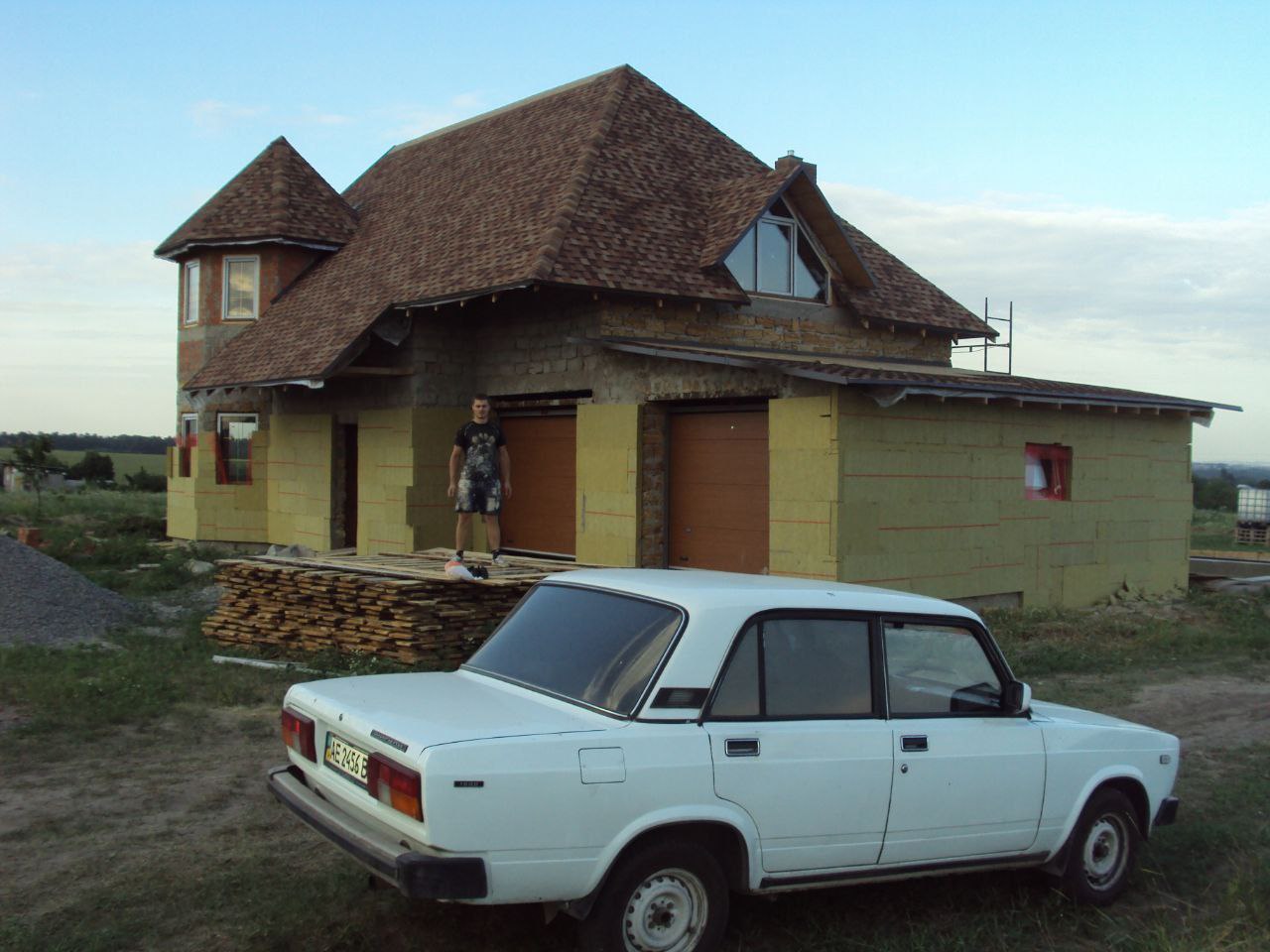 Przyklejanie wełny mineralnej na elewację domu